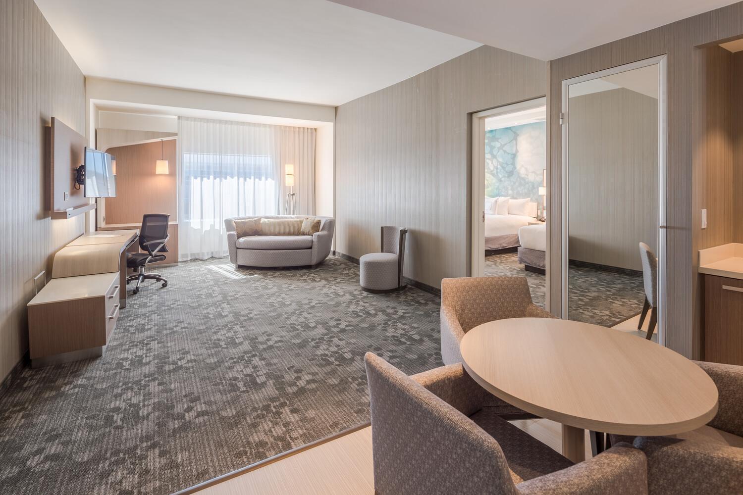Courtyard By Marriott Chihuahua Hotel Exterior photo