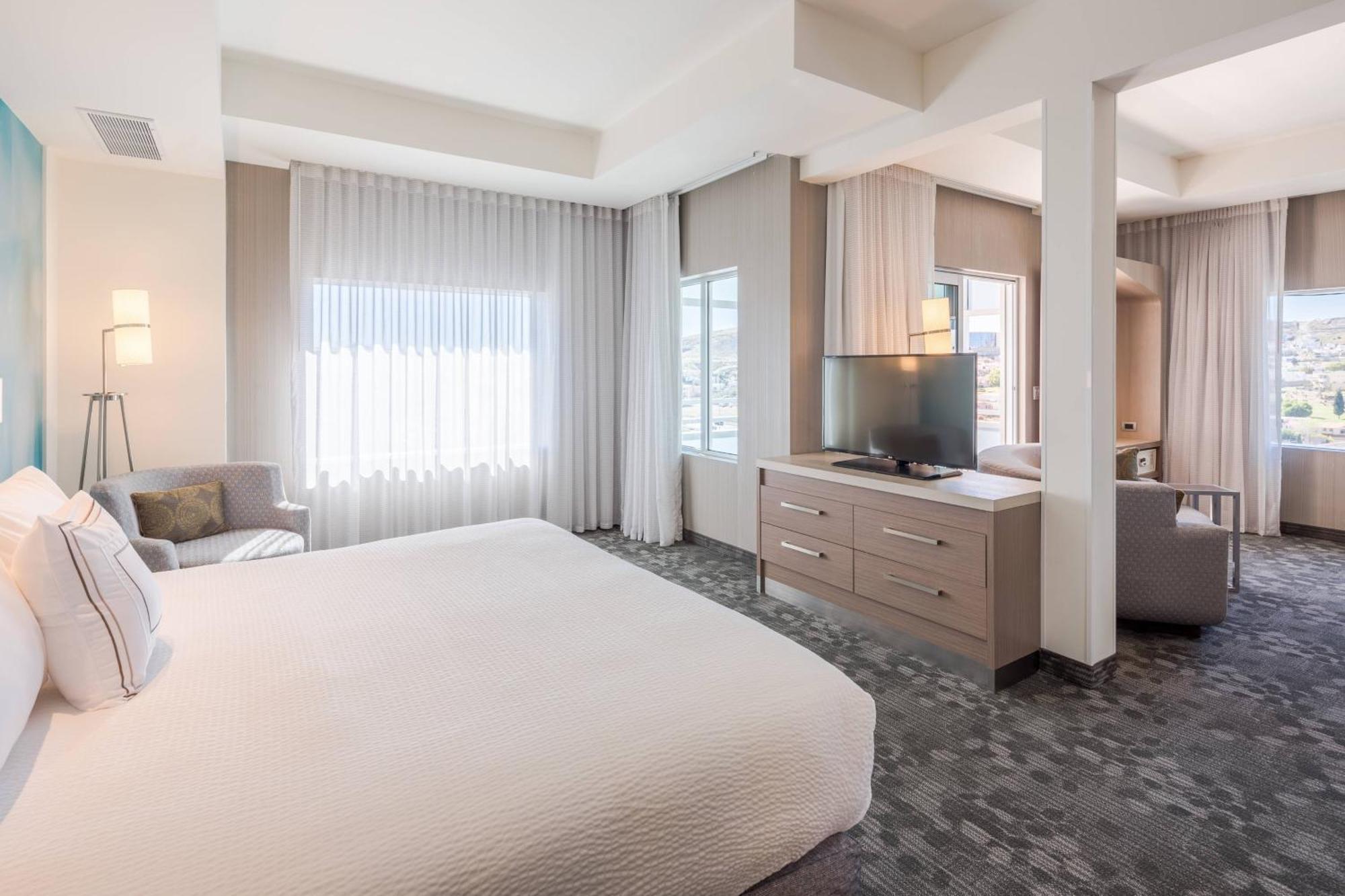 Courtyard By Marriott Chihuahua Hotel Exterior photo