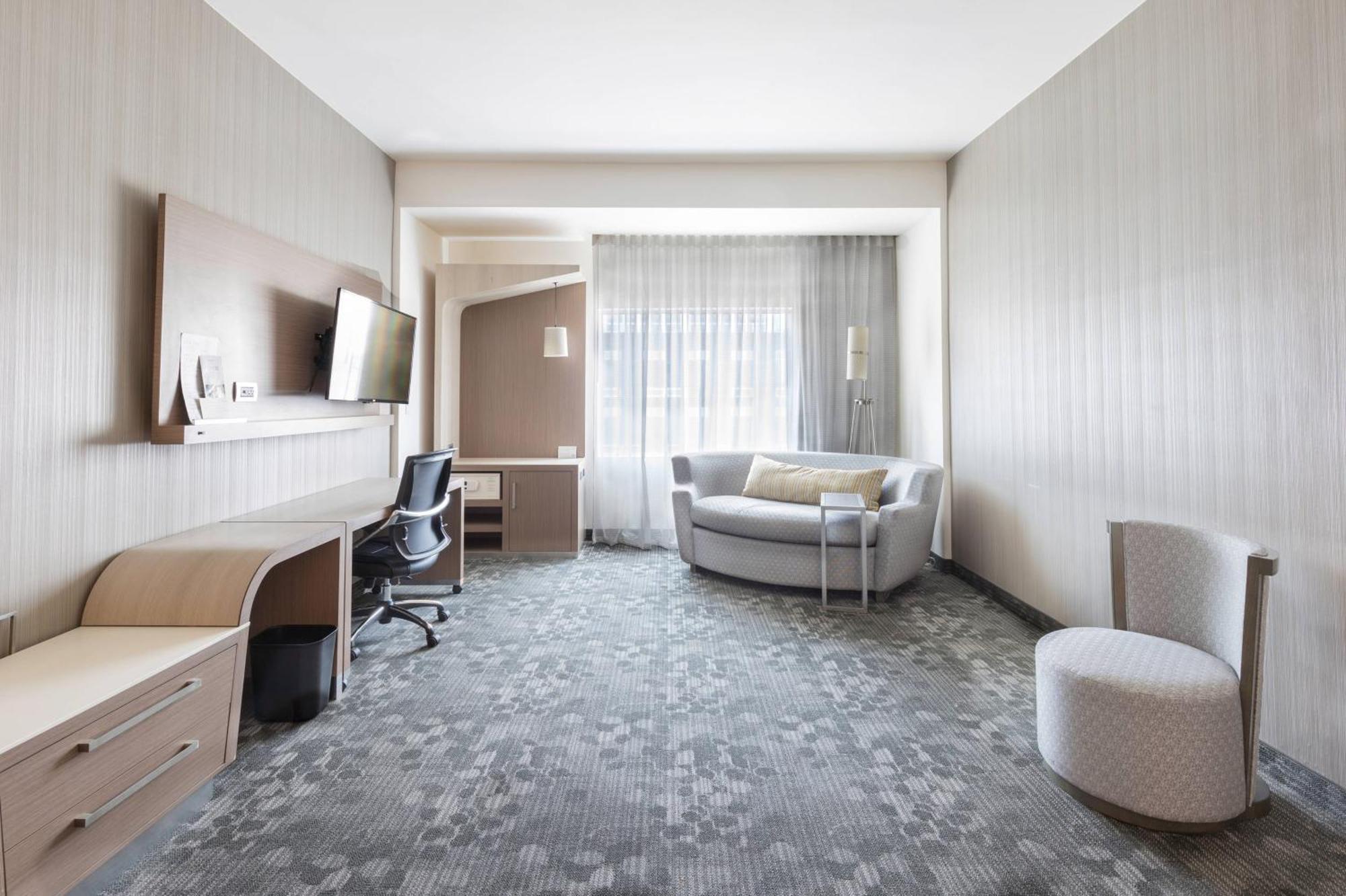 Courtyard By Marriott Chihuahua Hotel Exterior photo